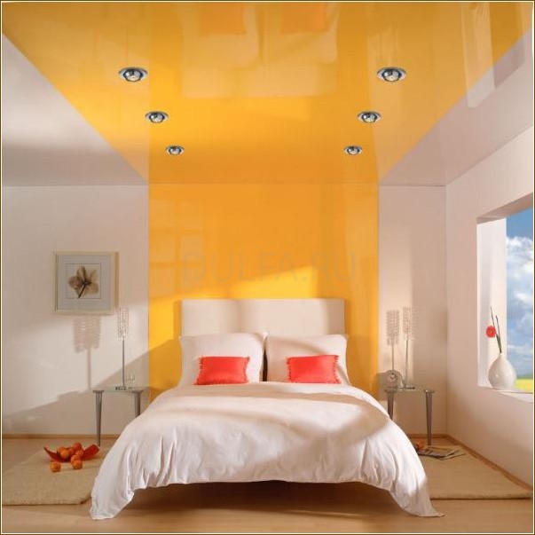 Дизайн натяжных потолков в спальню: особенности выбора и оформления
