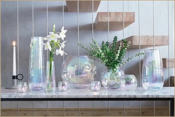 Оформление комнаты прозрачными вазами
