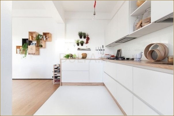 Дизайнерские решения интерьера белоснежной кухни с деревянной столешницей