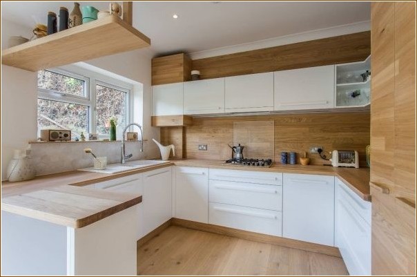Дизайнерские решения интерьера белоснежной кухни с деревянной столешницей
