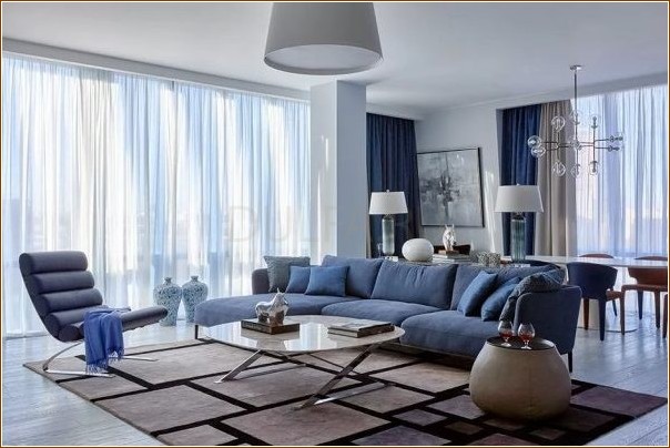 Интерьер современной гостиной в бело-голубых тонах