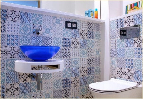 Лоскутная плитка и синяя мебель в интерьере ванной комнаты