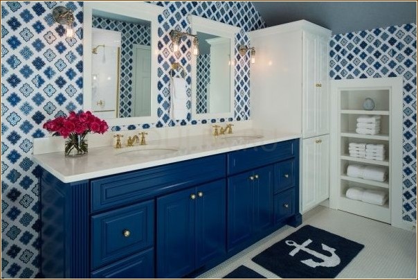 Лоскутная плитка и синяя мебель в интерьере ванной комнаты