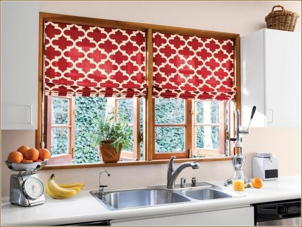 Рулонные шторы на кухню: какие оттенки и виды лучше выбрать?