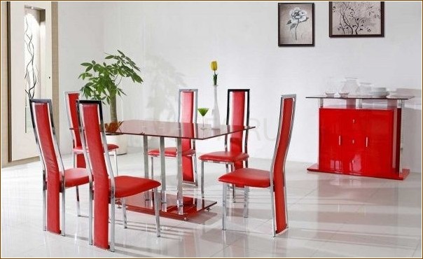 Красные стулья – яркий элемент любого интерьера