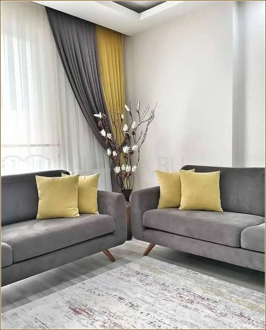 Сочетание оттенка дивана и штор в интерьере