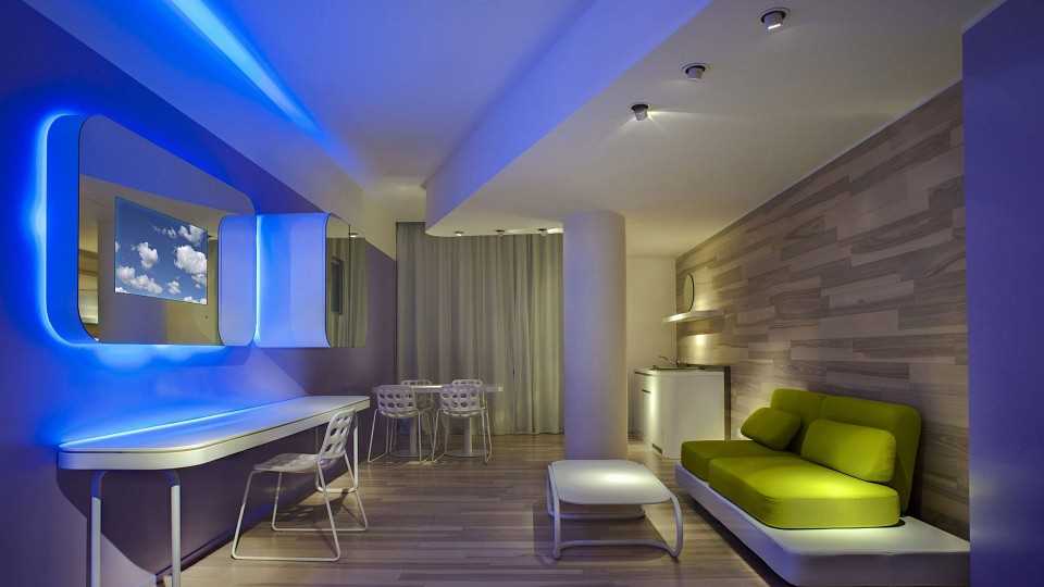 Светодиодная лента в оформлении гостиной: зонирование и виды светодиодных лент