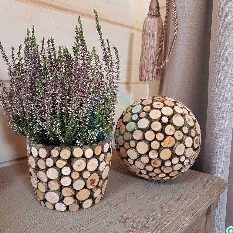 Идеи для украшения гостиной: вазы из ротанга, стекла и камня
