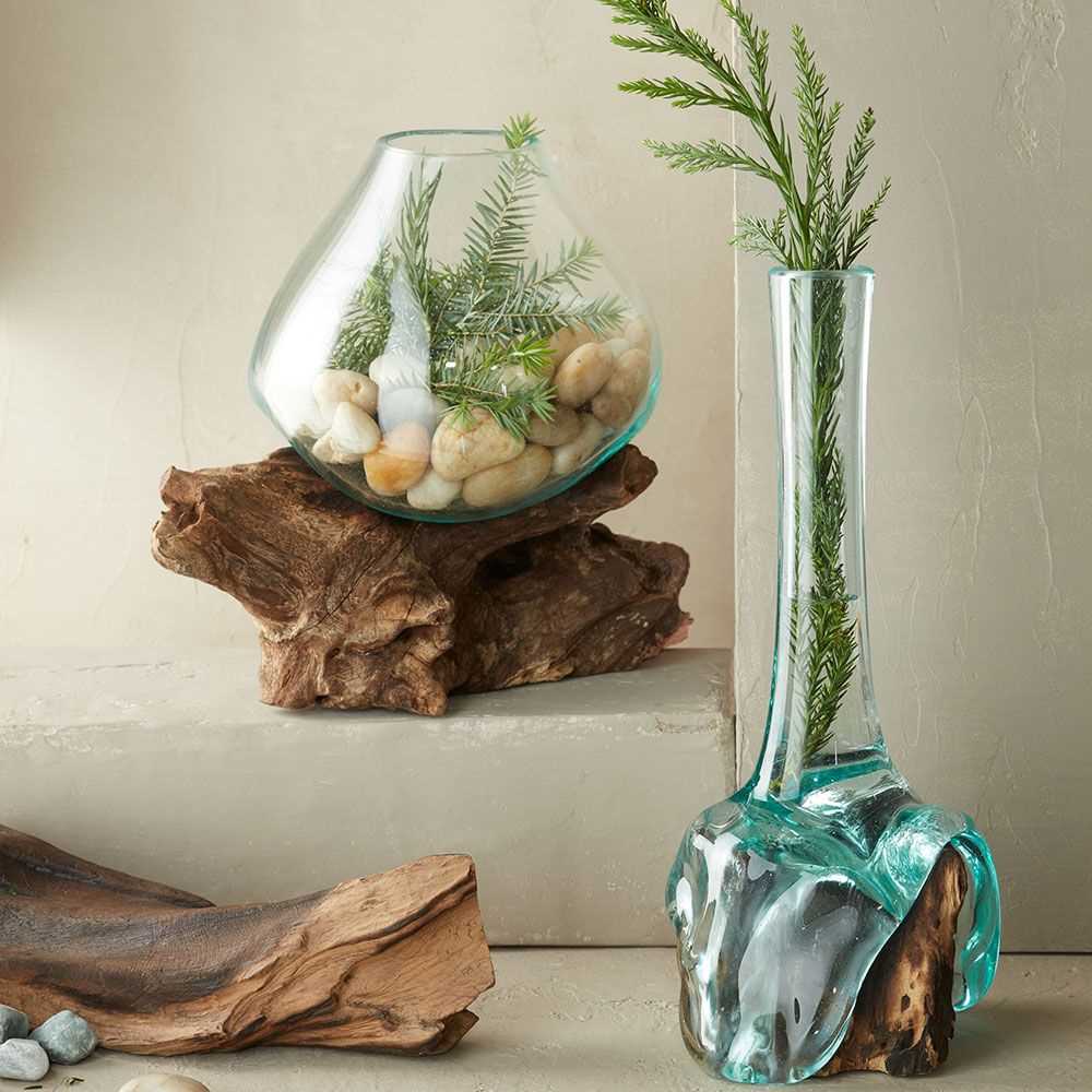 Идеи для украшения гостиной: вазы из ротанга, стекла и камня