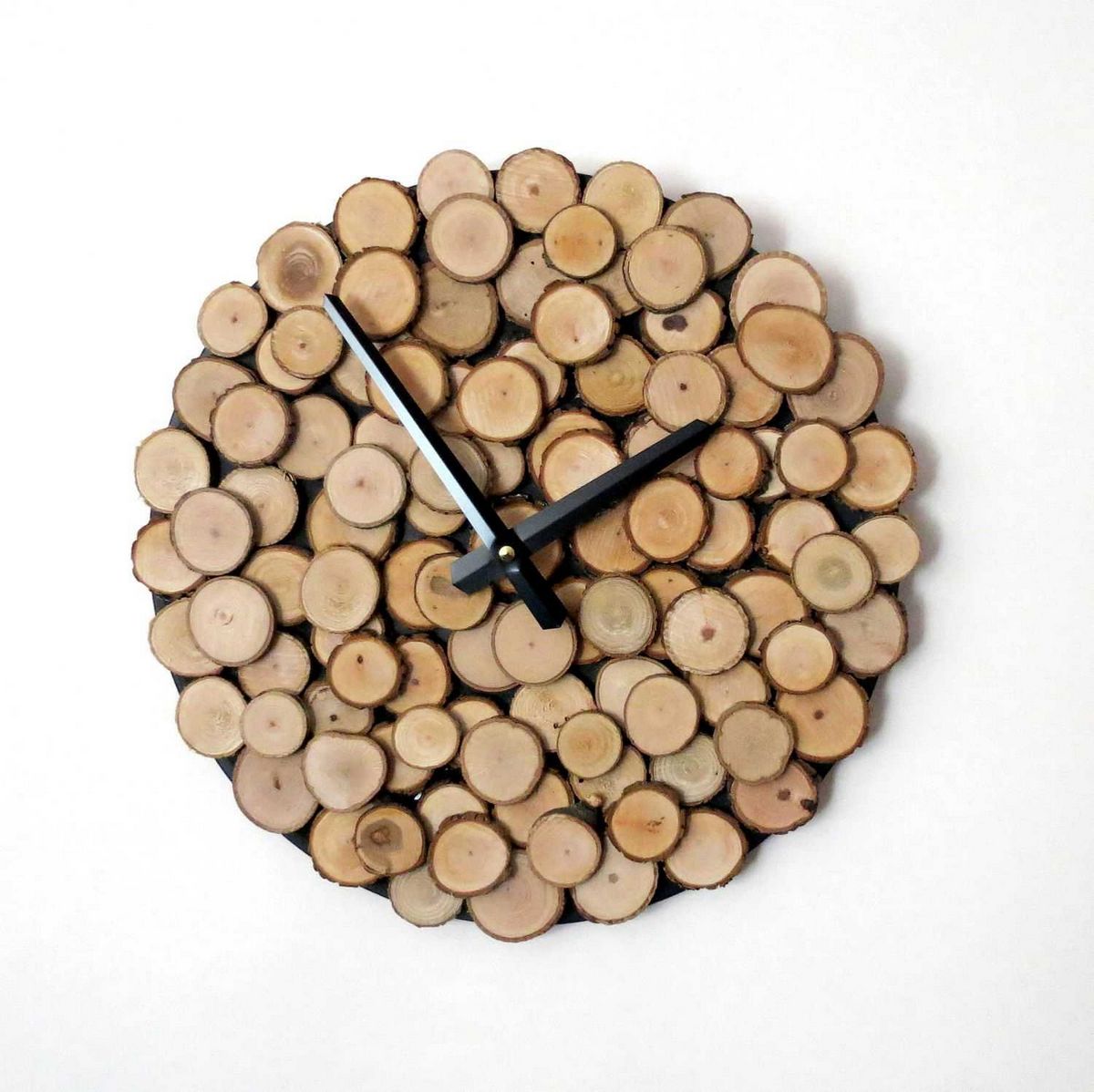 Уникальный декор из срезов дерева: столешницы, часы, вешалки в прихожей